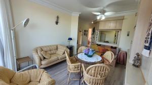 Χώρος καθιστικού στο Apto ao lado da rua coberta