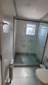 Ένα μπάνιο στο Apto ao lado da rua coberta