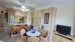 Μια τηλεόραση ή/και κέντρο ψυχαγωγίας στο Apto ao lado da rua coberta