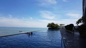 - une piscine avec vue sur l'océan dans l'établissement Studio Unit with Seaview & Wifi, à Malacca