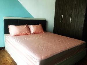 - un lit avec une tête de lit noire et 2 oreillers roses dans l'établissement Studio Unit with Seaview & Wifi, à Malacca