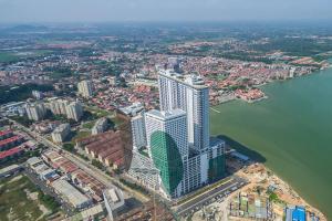 une vue aérienne sur un grand bâtiment à côté de l'eau dans l'établissement Studio Unit with Seaview & Wifi, à Malacca
