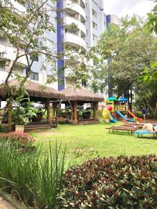 un parc avec un kiosque et une aire de jeux dans l'établissement Apart Hotel no Rio Quente- Cond. Águas da Serra, à Rio Quente