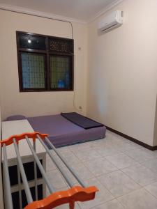 een kleine kamer met een bed en een raam bij COZY TO STAY TEBET (PENGINAPAN MURAH,TP GA MURAHAN) in Jakarta