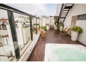 einen Balkon mit Whirlpool auf einem Gebäude in der Unterkunft Casa ivana 1 in Buenos Aires