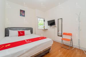 Postelja oz. postelje v sobi nastanitve RedLiving Apartemen Aeropolis - Ivan Tower AR1
