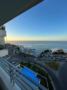 uma vista para o oceano a partir da varanda de um edifício em Cómodo, relajante e ideal em Concón