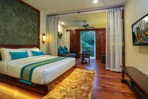 ein Schlafzimmer mit einem Bett und ein Wohnzimmer in der Unterkunft Lotus Blanc Hotel in Siem Reap