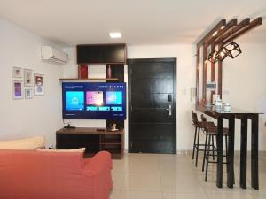 a living room with a television and a table at Confortable y Moderno Studio in Santa Cruz de la Sierra