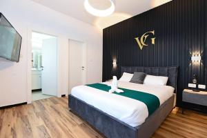 a bedroom with a large bed and a tv at וילה ג'נסיס - וילה מהממת למשפחות עם בריכה פרטית מחוממת ליד הכנרת in Migdal