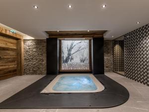 a hot tub in a room with a window at Appartement de Luxe avec SPA et Terrasse - 8 Couchages, Méribel - FR-1-613-44 in Méribel