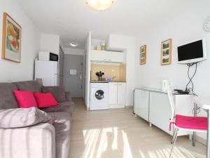 Televízia a/alebo spoločenská miestnosť v ubytovaní Studio Cosy avec Terrasse, Clim, WiFi et Parking, Proche Centre et Plage - FR-1-553-197