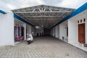 a scooter parked in the middle of a building at RedDoorz Syariah Plus near Jatiwarna Toll Gate in Bekasi +7 photos