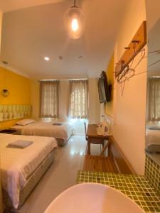 ein Hotelzimmer mit 2 Betten und einem TV in der Unterkunft OYO 90709 Northern Inn 