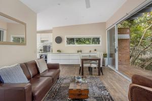 uma sala de estar com um sofá e uma mesa em GLEN22R1 - Inner Glen em Sidney