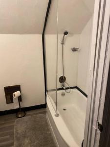 La salle de bains est pourvue d'une douche et d'une baignoire. dans l'établissement Awesome Attic Studio Private Room 3A, à Cincinnati