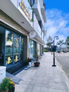 藩郎的住宿－Phuong Linh Mini Hotel，街道边的商店