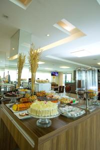 ein Buffet mit vielen verschiedenen Speisen auf der Theke in der Unterkunft Golden Plaza Hotel in Porto Velho