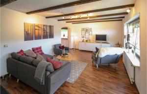 ein Wohnzimmer mit einem Sofa, einem Bett und einem TV in der Unterkunft 2 Bedroom Cozy Apartment In Arrach in Arrach