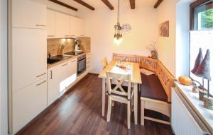 Η κουζίνα ή μικρή κουζίνα στο 2 Bedroom Cozy Apartment In Arrach