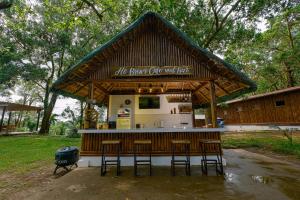 um bar com bancos em frente a um edifício em Almost Heaven Lake Resort by Cocotel em Cavinti