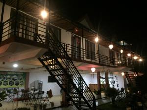 eine Treppe, die nachts zu einem Gebäude führt in der Unterkunft Sunshine Homestay in Phong Nha
