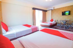 Säng eller sängar i ett rum på OYO 528 Andaman Sea Hotel