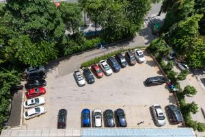 una vista aérea de un estacionamiento con un montón de coches en Paco Hotel Suyuan Metro Guangzhou, en Guangzhou