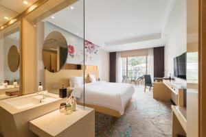 廣州的住宿－Paco Hotel Suyuan Metro Guangzhou，一间酒店客房 - 带一张床和一间浴室