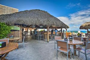 - un restaurant sur la plage avec des tables et des chaises dans l'établissement Luxe Beachfront Ft Lauderdale Resort Condo with Pool apts, à Fort Lauderdale