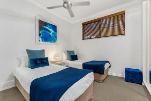 Llit o llits en una habitació de Raffles Mooloolaba