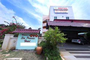 ein Hotelschild vor einem Gebäude in der Unterkunft OYO 528 Andaman Sea Hotel in Batu Feringgi