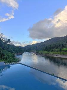 uma vista para um rio a partir de uma ponte em San Miguel River Park (SMRP) Glamping 