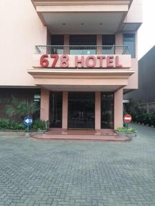 un hotel con un cartel en la parte delantera en Hotel 678 Cawang powered by Cocotel, en Yakarta