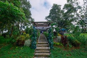 Almost Heaven Lake Resort by Cocotel في غافيتي: درج يؤدي الى مدخل حديقة
