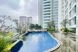 une grande piscine au milieu d'un bâtiment dans l'établissement RedLiving Apartemen Grand Kamala Lagoon - Icha Rooms Tower Barclay South with Netflix, à Bekasi