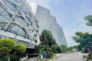 una vista de dos edificios altos en una ciudad en RedLiving Apartemen Grand Kamala Lagoon - Icha Rooms Tower Barclay South with Netflix, en Bekasi