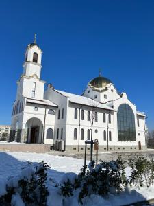 un grande edificio bianco con due cupole in alto di Practico, cómodo y céntrico. a Gabrovo