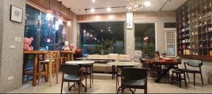 restauracja ze stołami i krzesłami w pokoju w obiekcie 埔里金宿&車站旁邊 w mieście Puli