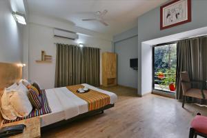 Habitación de hotel con cama y ventana en Divine Inn Couple Friendly Hotel near Sector 51 Metro Station, en Noida