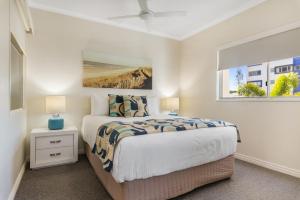 Llit o llits en una habitació de Raffles Mooloolaba