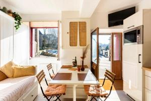- un petit salon avec une table et un canapé dans l'établissement « Kraou Kezeg » à 50m de la mer - 2/4 pers., à Saint-Malo