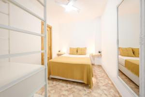 Postel nebo postele na pokoji v ubytování Apartment Boliches by 10ToSea