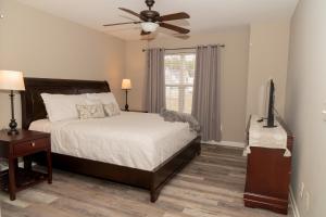 um quarto com uma cama e uma ventoinha de tecto em Beautiful spacious 4 bedroom house , sleeps 8+ em Raleigh