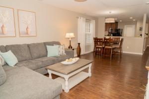 sala de estar con sofá y mesa en Beautiful spacious 4 bedroom house , sleeps 8+ en Raleigh