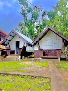 a small house with a roof at Roca's Homestay Backpackers Chalet in Batuan