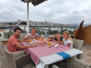 un groupe de personnes assises à une table dans l'établissement sea star duran apart, à Istanbul