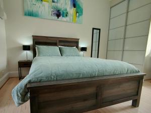 Ένα ή περισσότερα κρεβάτια σε δωμάτιο στο Smugglers Inn Studio Apartments