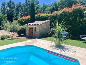 Bazén v ubytovaní La Luberonne gordes alebo v jeho blízkosti