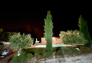 Bazén v ubytovaní La Luberonne gordes alebo v jeho blízkosti
